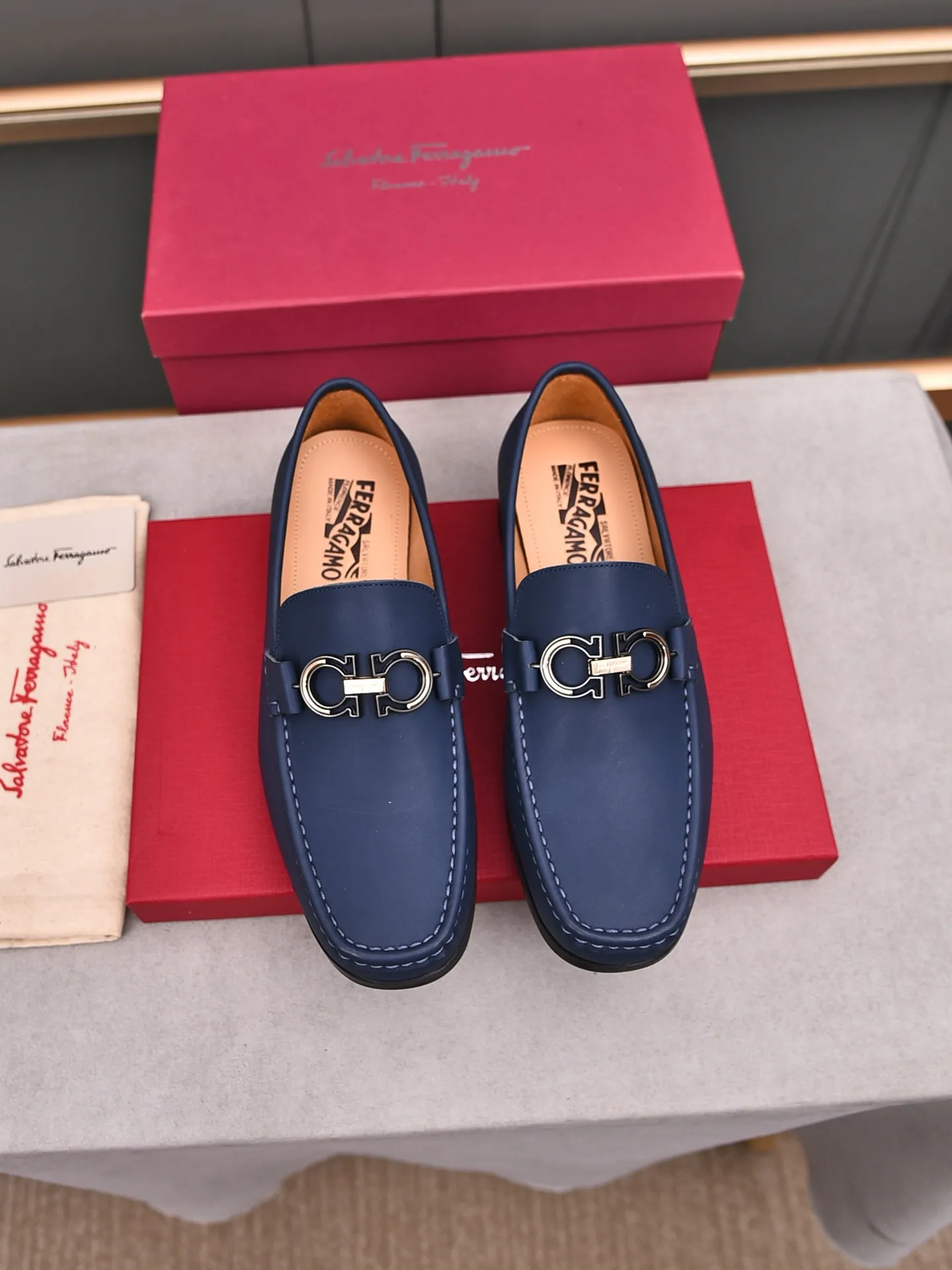 Factory: 250 [Original running volume quality] Brand: Ferragamo (Ferragamo) Size: Men's size 38/44 (45 can be customized) Grade: Same style as the official website High-end quality men's shoes Material: Original first-layer calfskin Water-dyed cowhide lining Original outsole Style category: Men's fashion formal business casual leather shoes Slip-on men's shoes high-top series Young fashion European and American trends British style Casual matching Comfortable feet